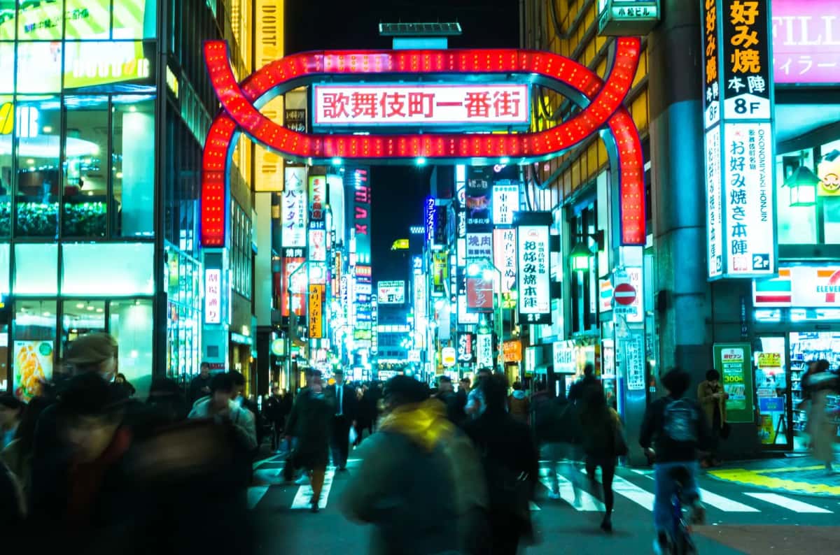 Foule sous le portique rouge Kabukicho Ichibangai et ses enseignes au néon, Shinjuku, Tokyo
