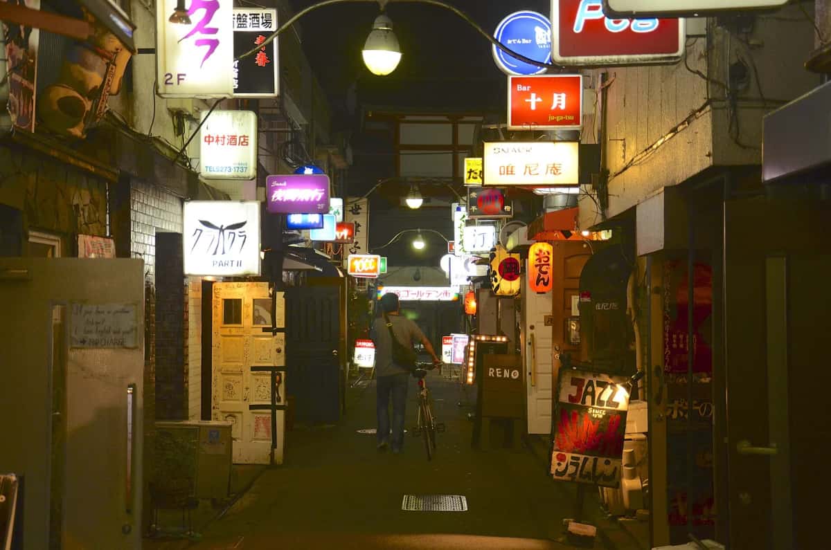 Ruelle du Golden Gai la nuit, enseignes de bars et lampes allumées, Shinjuku, Tokyo