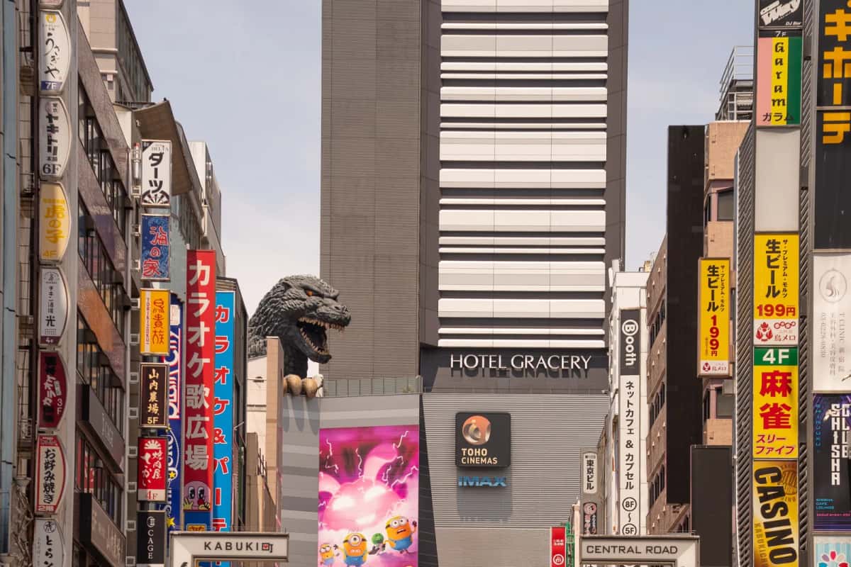 Tête de Godzilla sur la terrasse de l'hôtel Gracery, au-dessus des enseignes de Kabukicho, Shinjuku