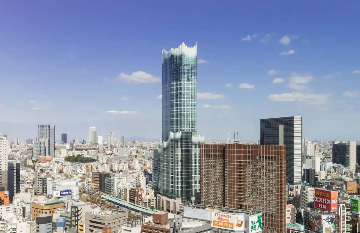 La Tokyu Kabukicho Tower, gratte-ciel de verre à la couronne ondulée, dominant Shinjuku, Tokyo