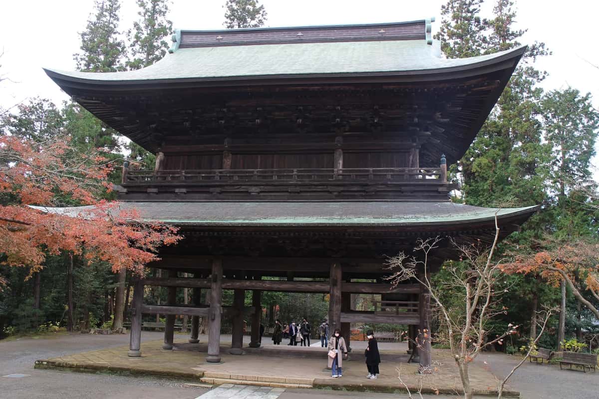 La porte Sanmon du temple zen Engaku-ji à Kita-Kamakura