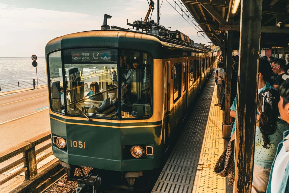 Rame de l'Enoden à quai, la mer et la route côtière à gauche, près de Kamakura-Kokomae