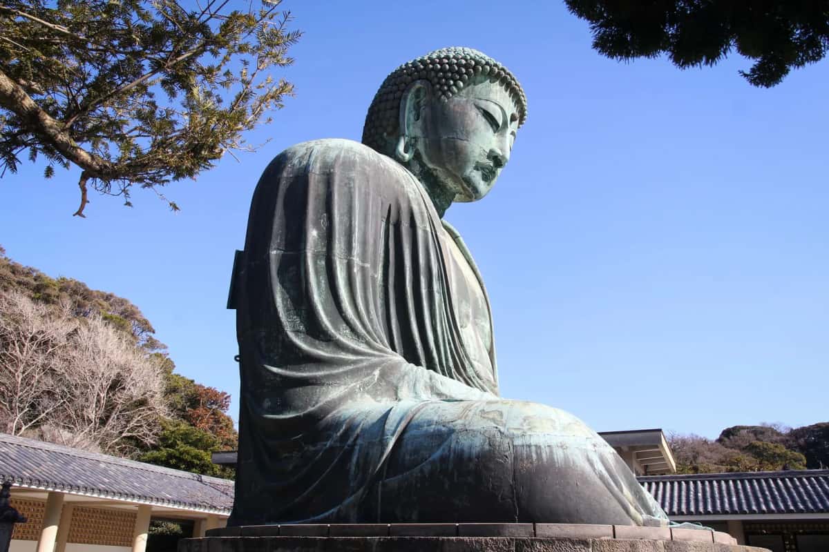 Profil du Grand Bouddha du Kōtoku-in à Kamakura sous un ciel bleu
