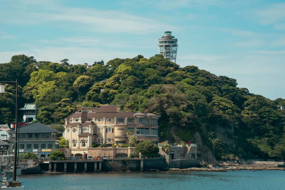 L'île d'Enoshima et sa tour Sea Candle, vues depuis la mer