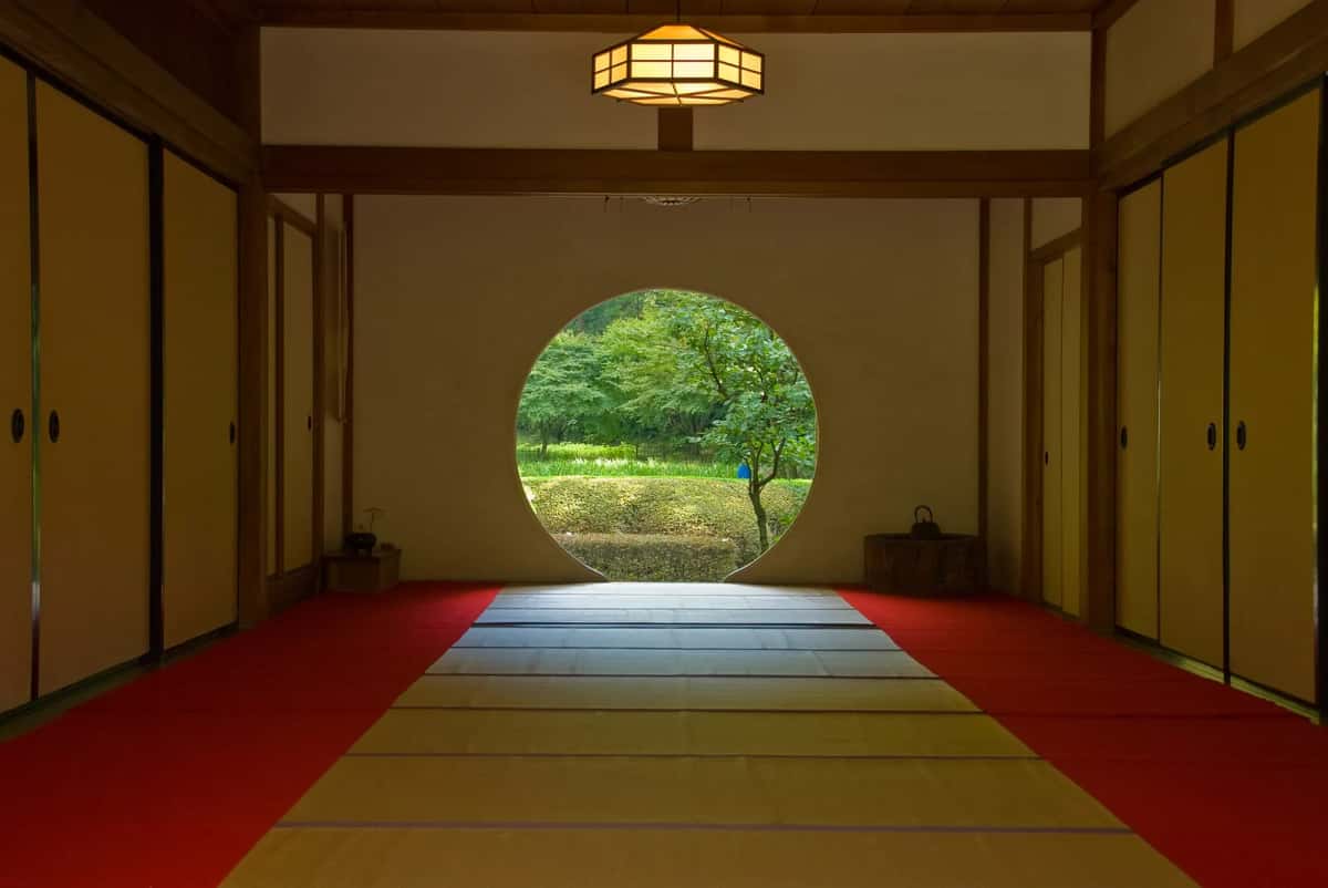 La fenêtre ronde du temple Meigetsu-in à Kamakura, ouverte sur le jardin
