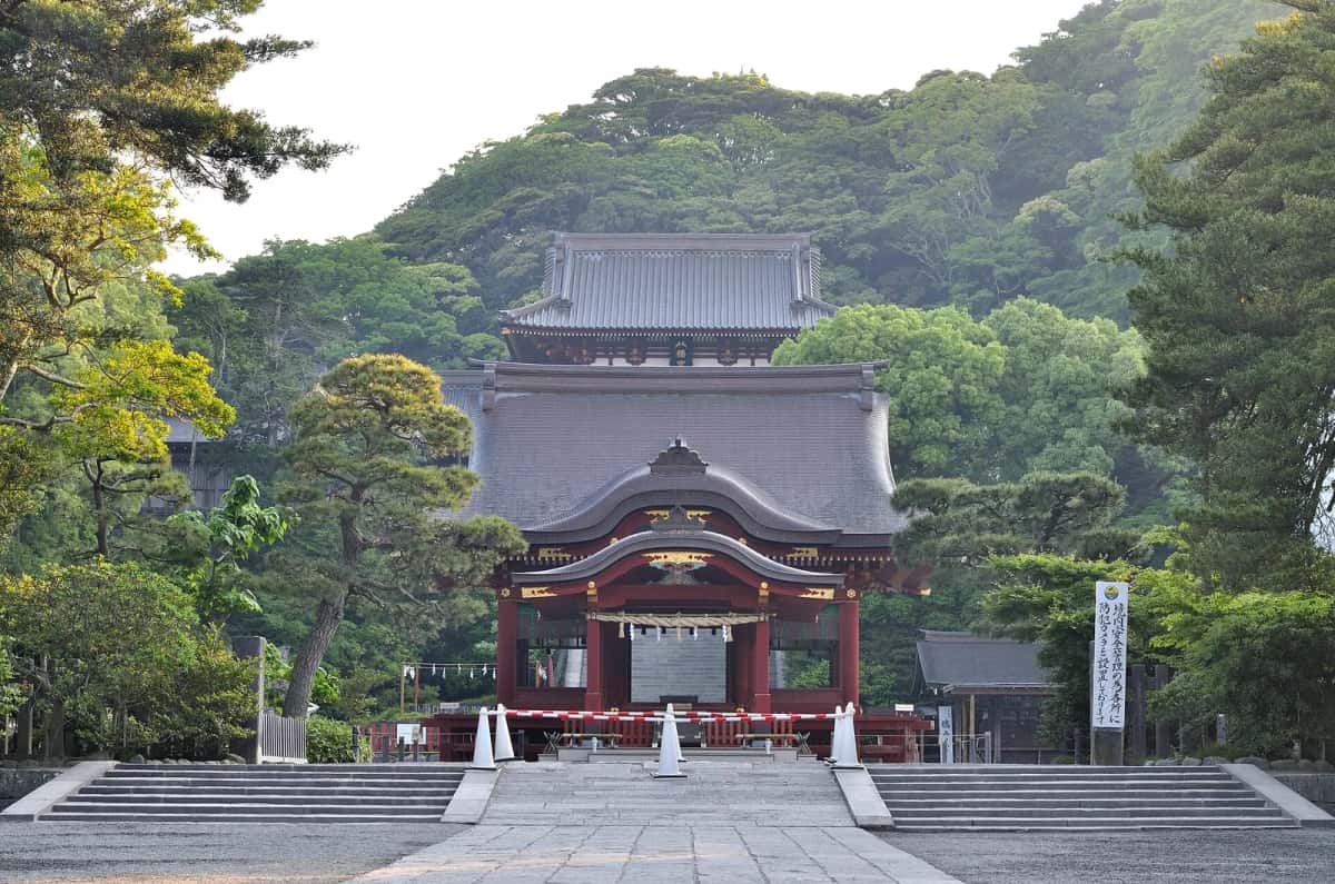 Le sanctuaire Tsurugaoka Hachiman-gū à Kamakura, vu depuis l'esplanade