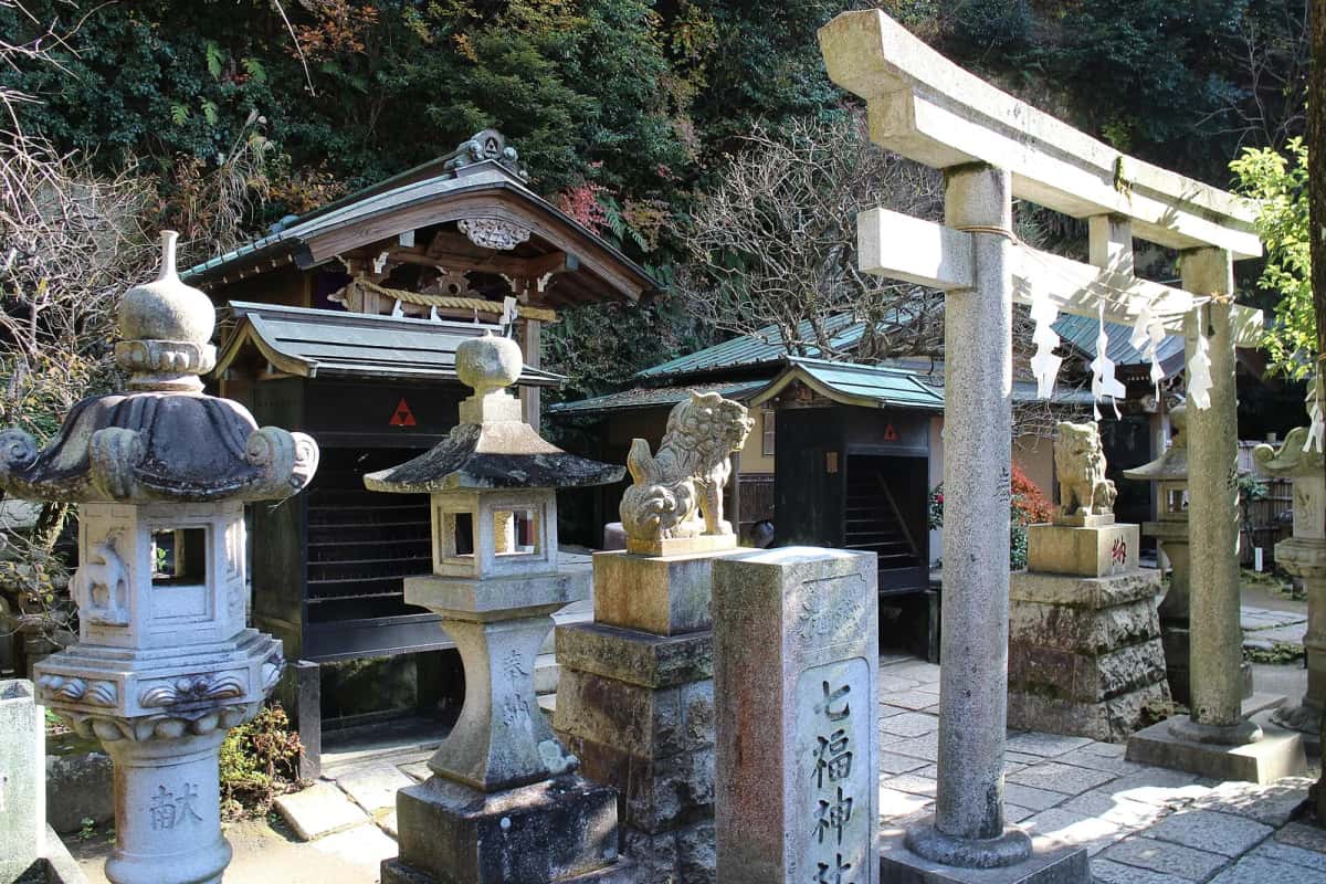 Torii, lanternes de pierre et petits sanctuaires du Zeniarai Benten à Kamakura