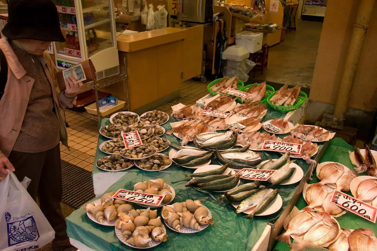 Les étals de poissons et de crabes du marché d'Omicho à Kanazawa