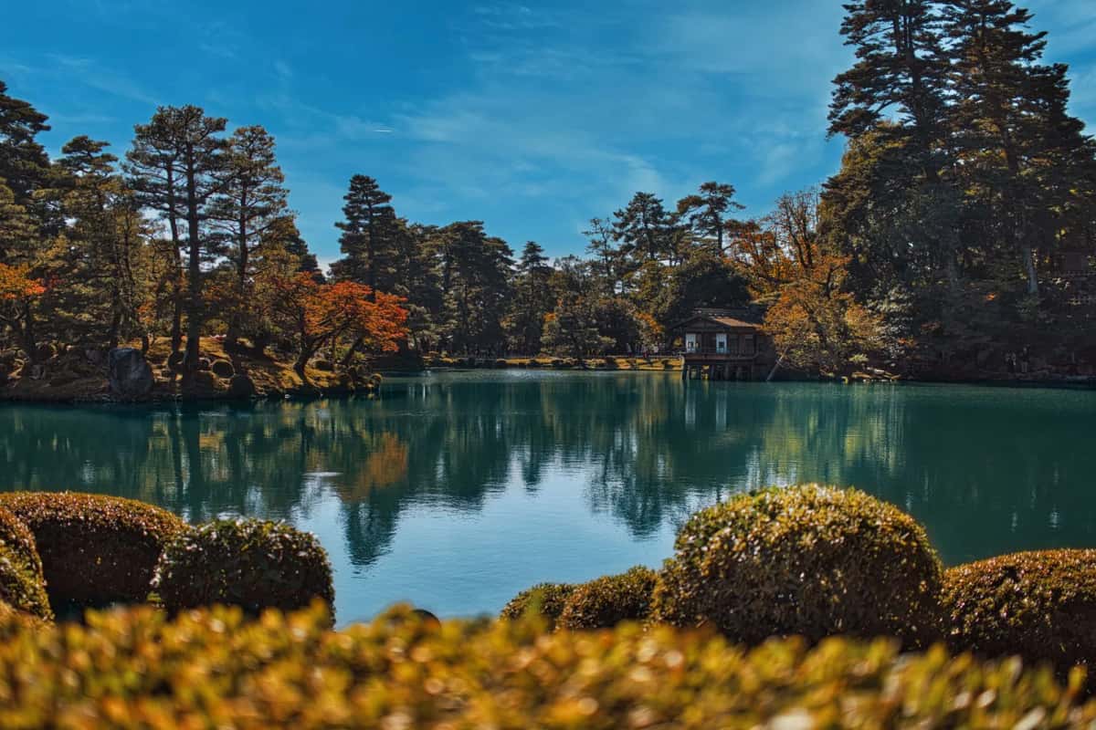 L'étang Kasumigaike du jardin Kenroku-en à Kanazawa, bordé de pins et de rochers