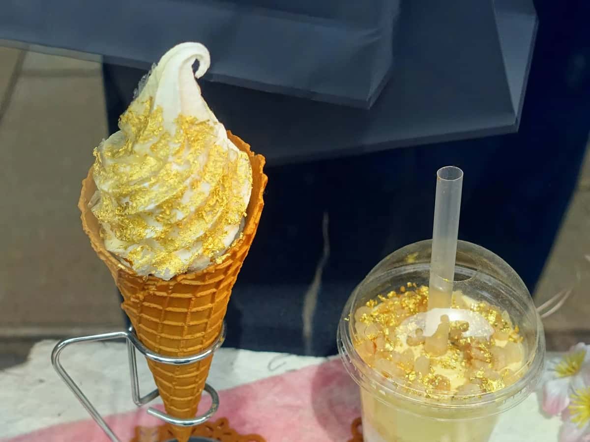 Un cornet de glace recouvert d'une feuille d'or, la spécialité sucrée de Kanazawa