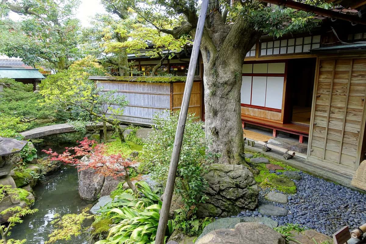 Le petit jardin de la maison de samouraï Nomura à Nagamachi, bassin, lanterne et mousse