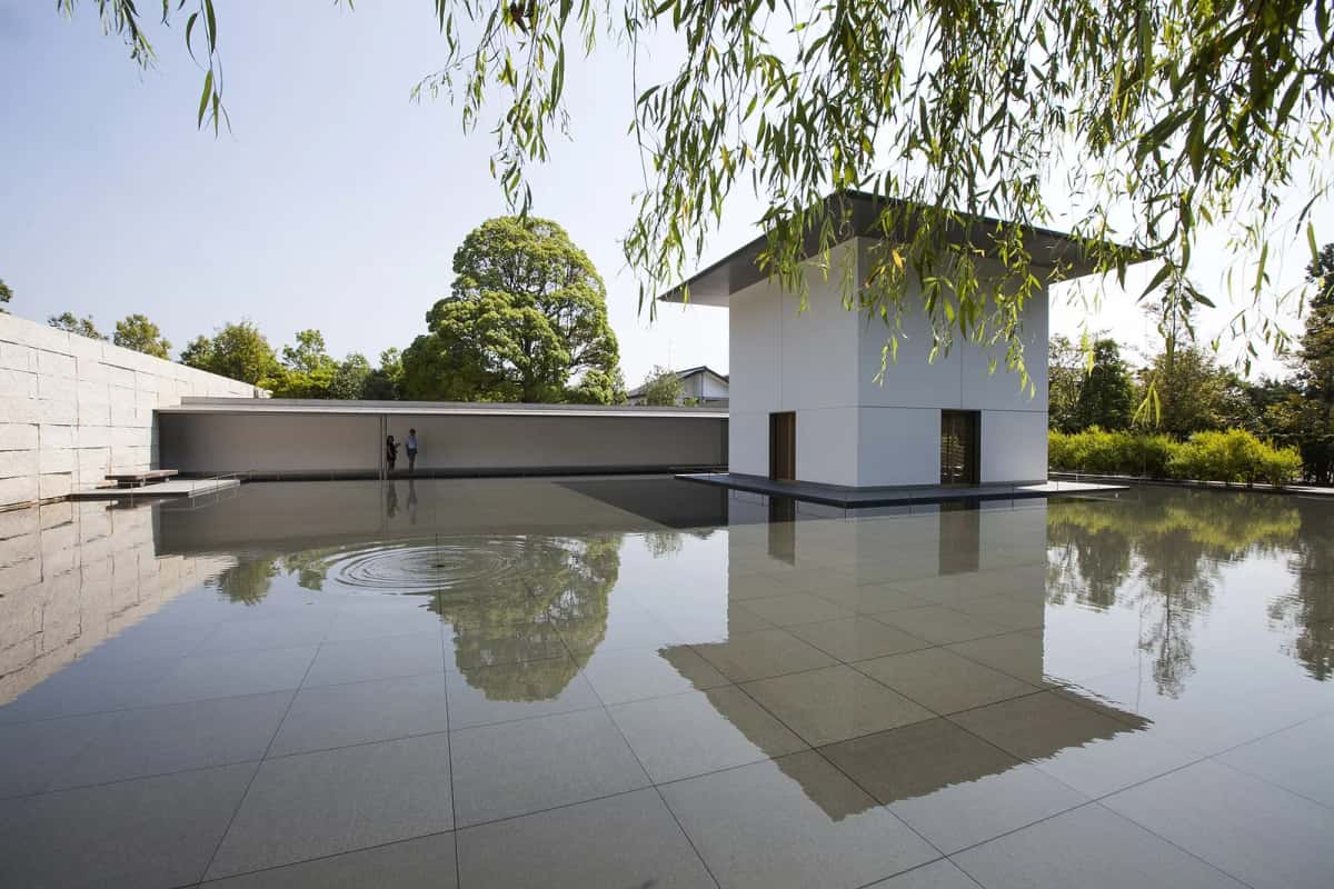 Le bassin du jardin d'eau du musée D.T. Suzuki à Kanazawa, un pavillon blanc reflété dans l'eau immobile