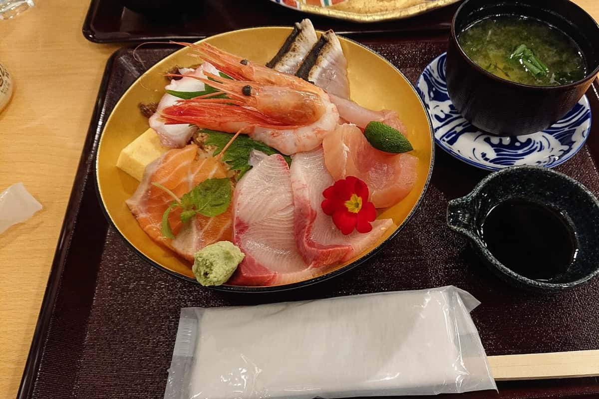 Un kaisen-don garni de poisson cru, d'œufs de saumon et de crevettes, servi au marché d'Omicho