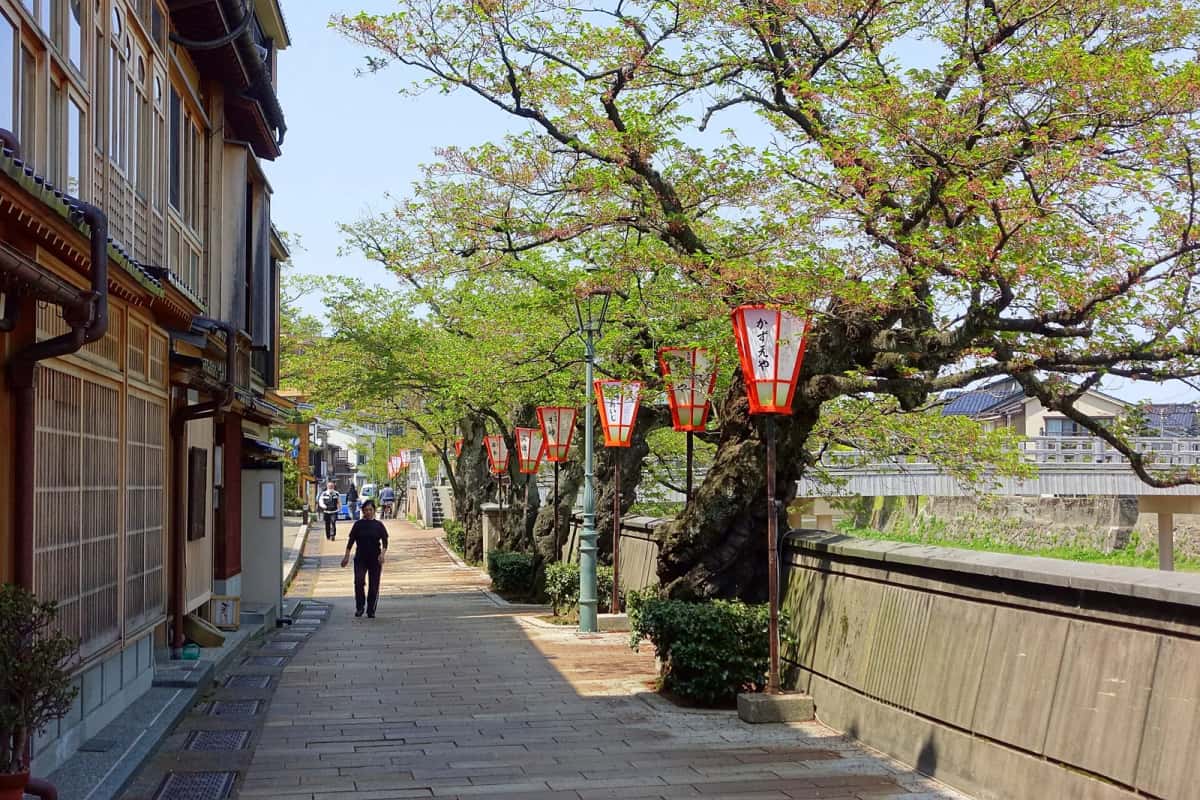 Les lanternes rouges et les maisons de bois de Kazuemachi, le long de la rivière Asano à Kanazawa