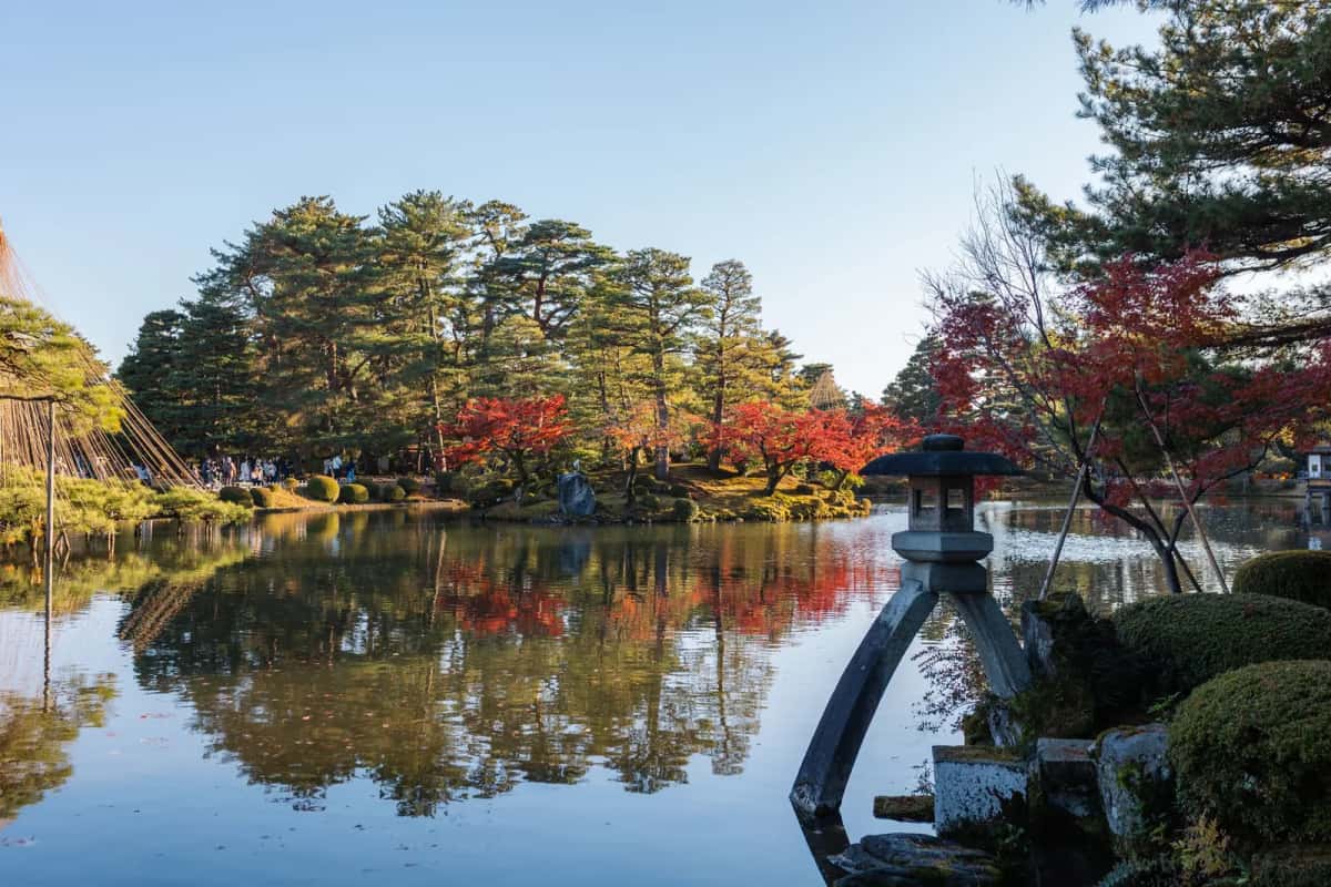 La lanterne de pierre Kotoji au bord de l'étang du jardin Kenroku-en, à Kanazawa
