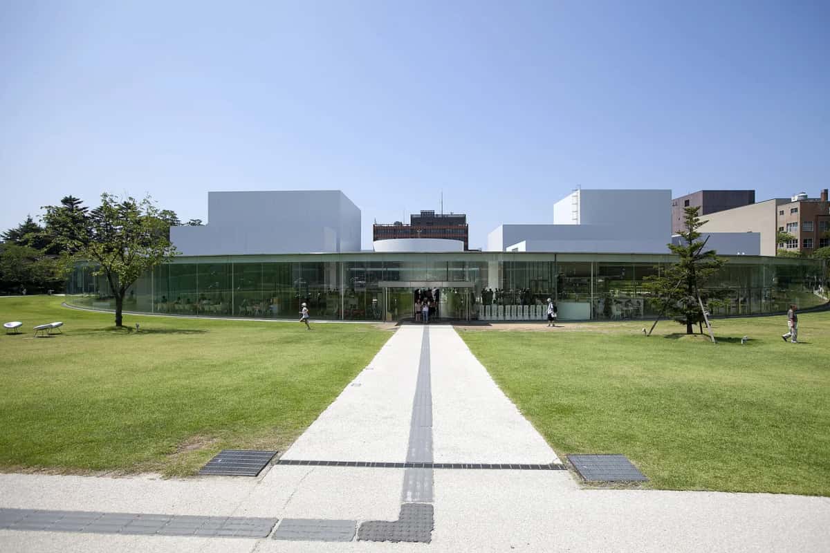 La façade circulaire en verre du musée d'art contemporain du 21e siècle de Kanazawa, face à la pelouse