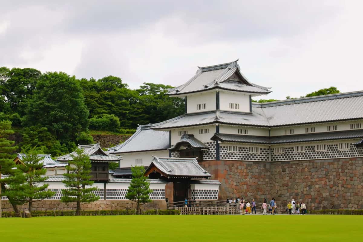 Les tourelles aux murs blancs et le soubassement de pierre du château de Kanazawa