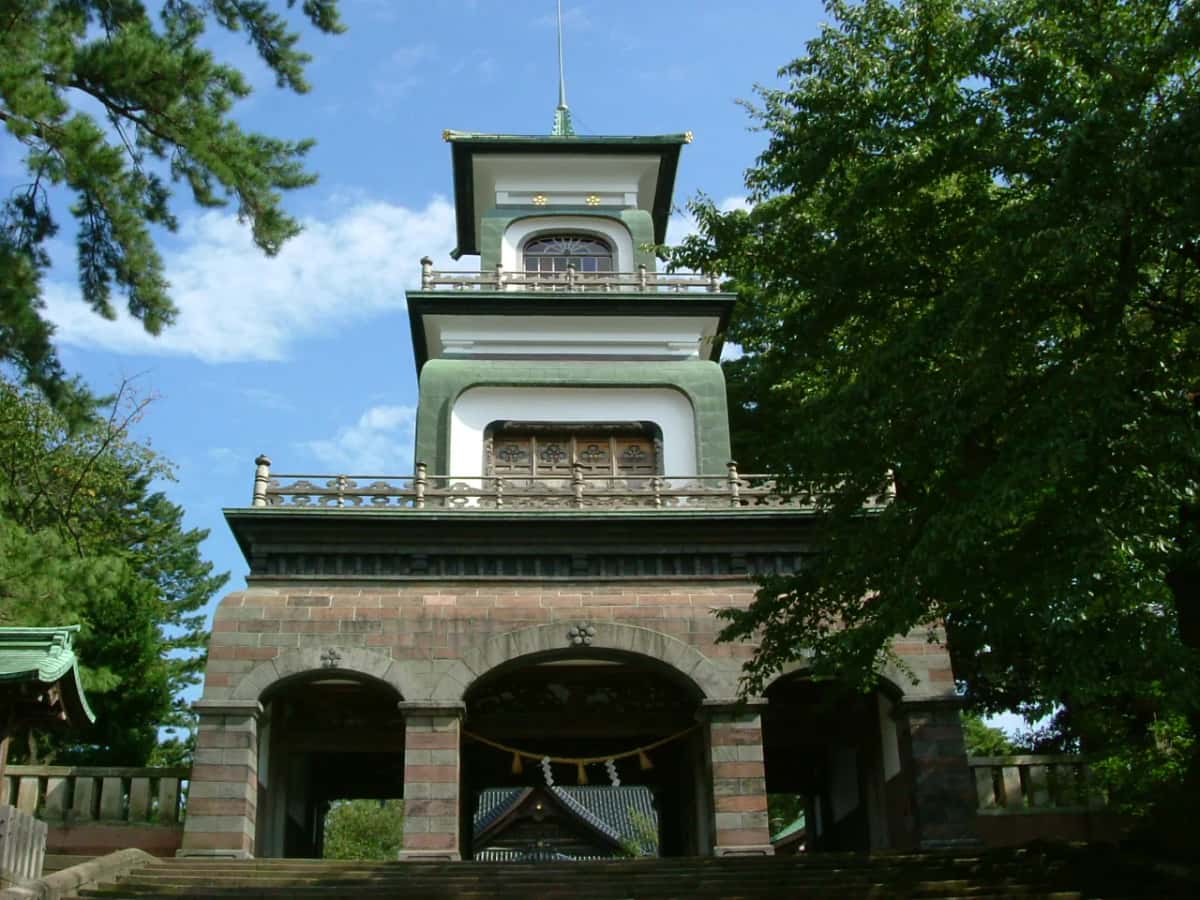 La porte Shinmon du sanctuaire Oyama-jinja à Kanazawa, une tour à étages vitrée de style occidental
