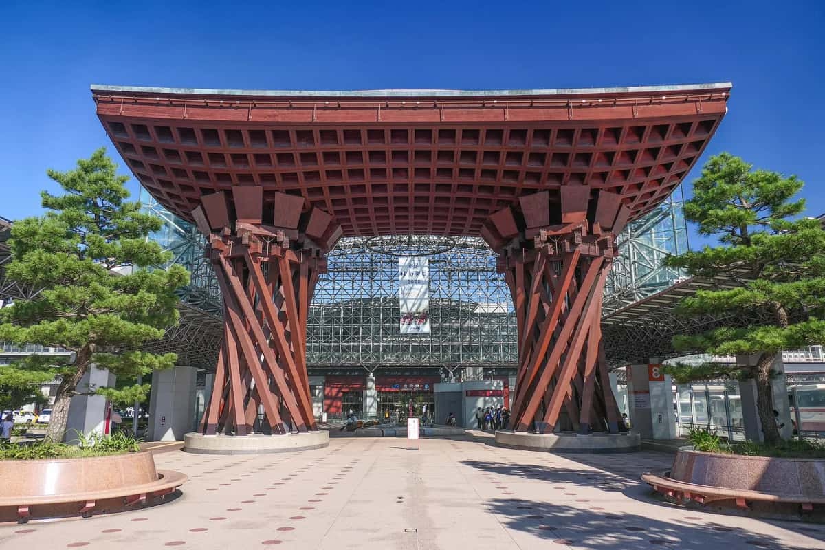 La porte Tsuzumi-mon en bois devant la gare de Kanazawa, sous le dôme de verre
