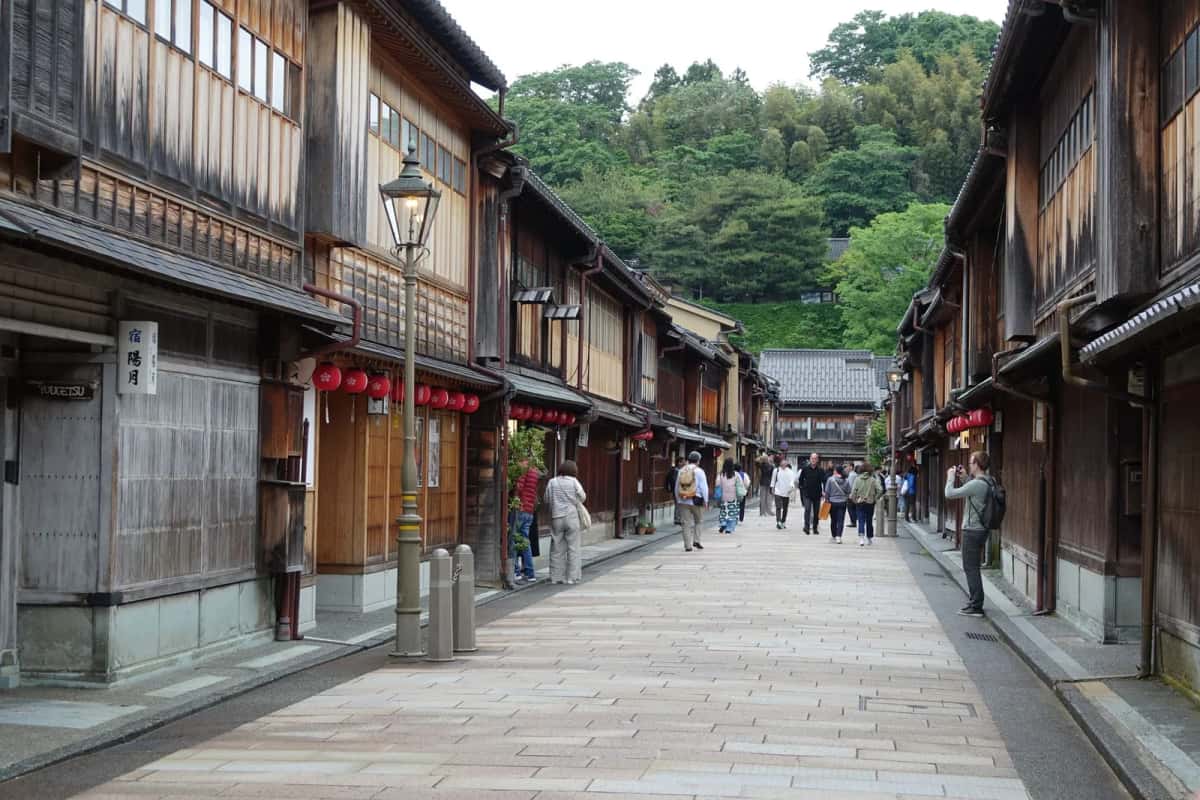 La rue principale du quartier Higashi Chaya à Kanazawa, maisons de thé en bois aux façades à claire-voie