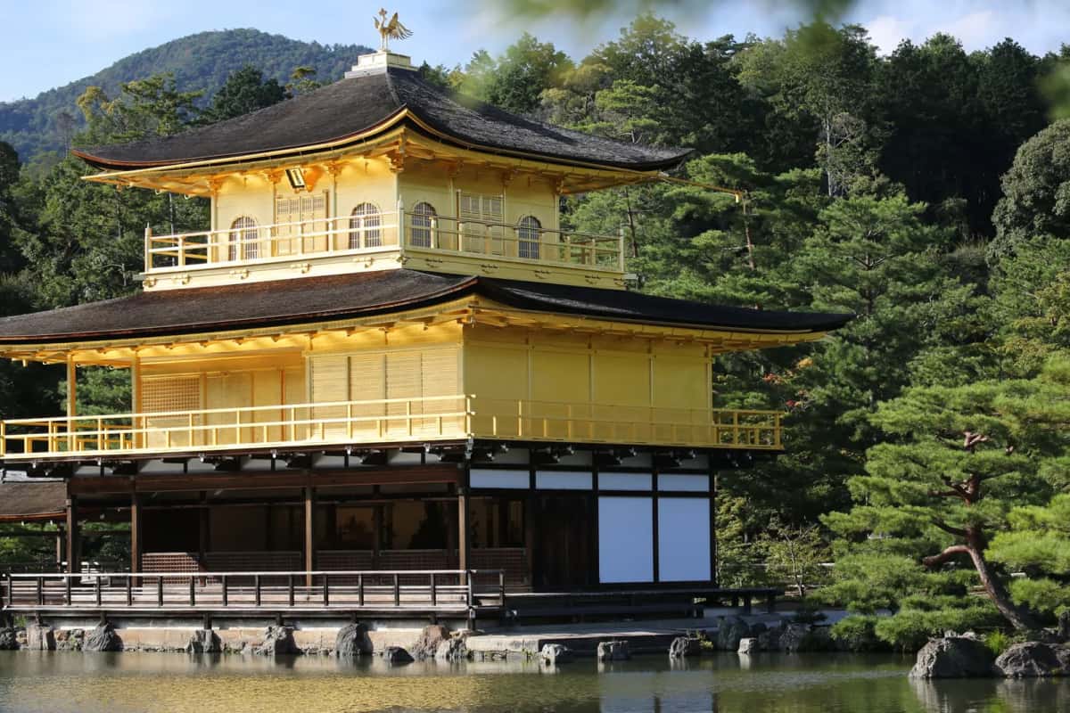 Le Kinkaku-ji, pavillon recouvert de feuilles d'or, au bord du bassin Kyoko-chi à Kyoto
