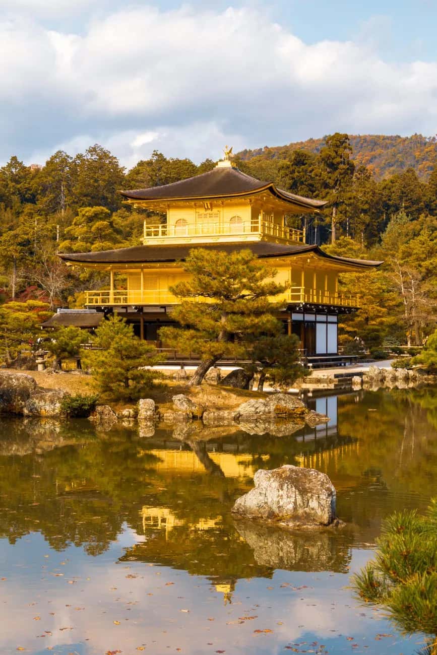 Le Pavillon d'Or reflété dans le bassin Kyoko-chi, entouré de pins et d'érables d'automne, à Kyoto