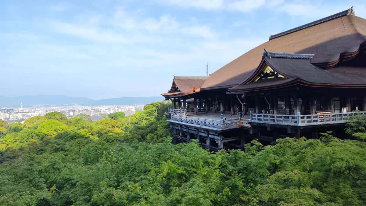 La terrasse en bois de Kiyomizu-dera sur ses pilotis, au-dessus de la vallée boisée et de Kyoto
