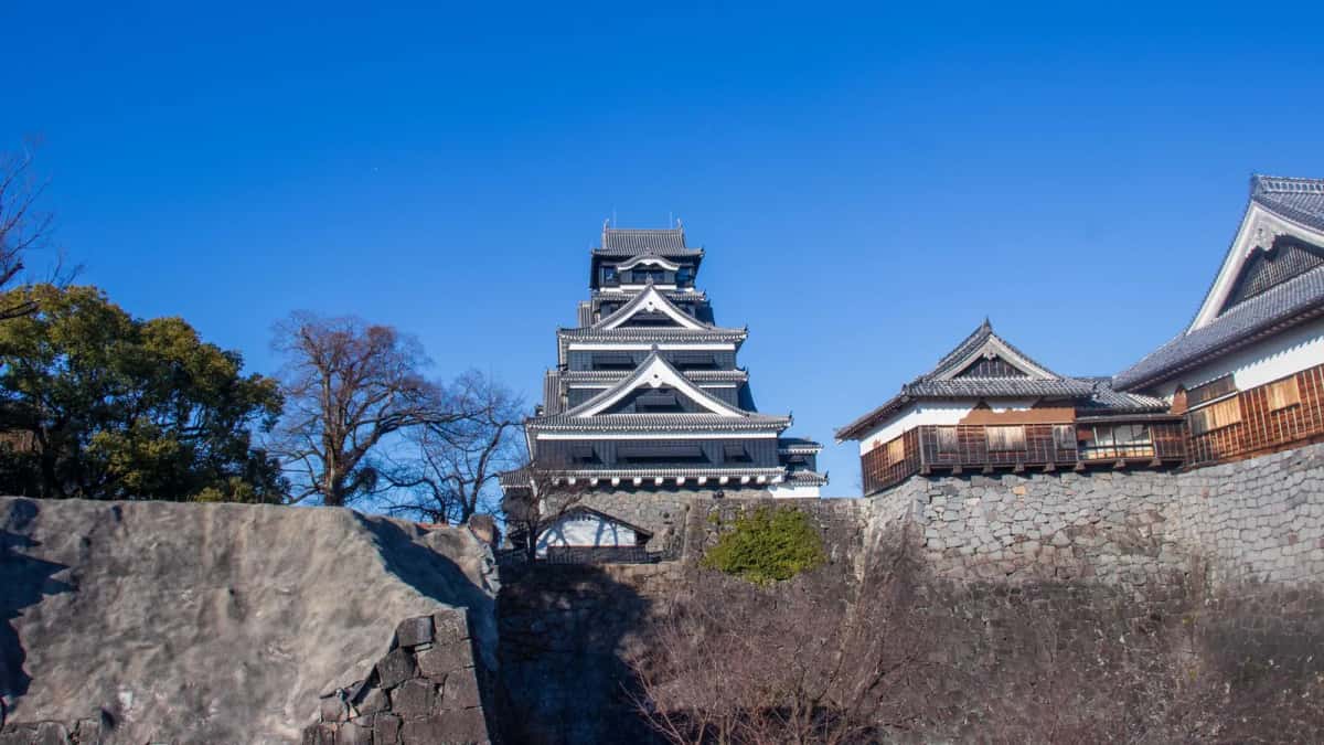 Donjon noir et blanc du château de Kumamoto dominant ses murailles en pierre, Kyushu