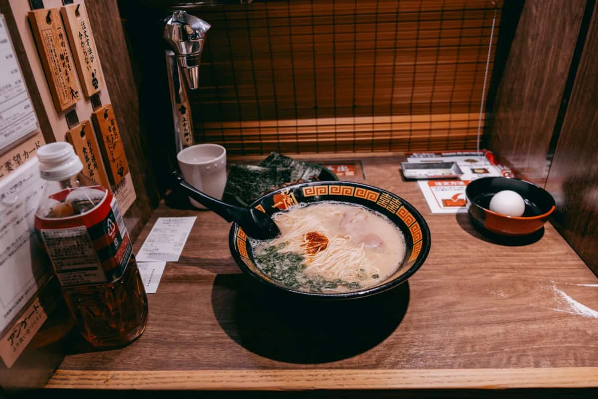 Bol de hakata ramen au bouillon tonkotsu avec chashu, ciboule et pâte pimentée, Fukuoka, Kyushu