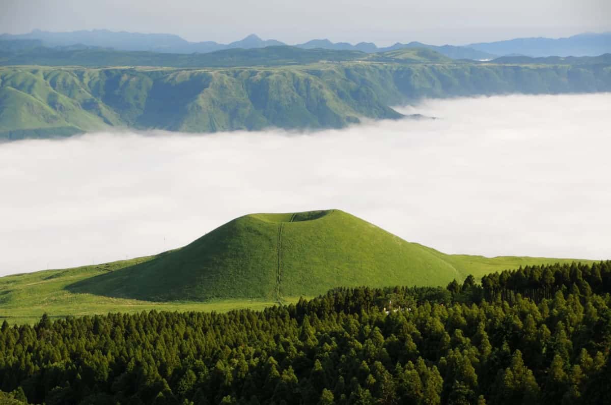Cône volcanique du Komezuka dans la caldeira de l'Aso, Kyushu