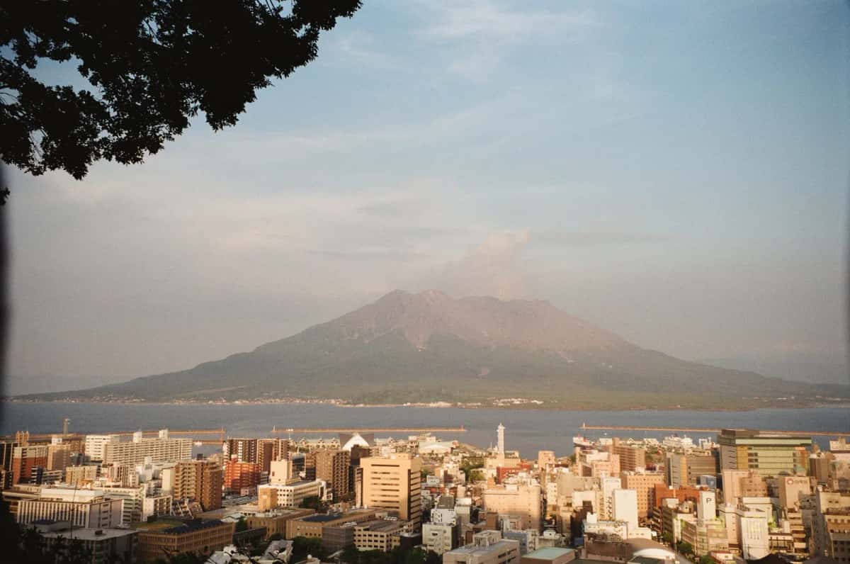 La ville de Kagoshima et son port face au volcan Sakurajima fumant de l'autre côté de la baie, Kyushu