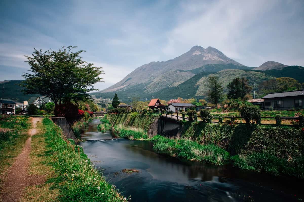 Canal et maisons traditionnelles de Yufuin au pied du mont Yufu à double sommet, Kyushu