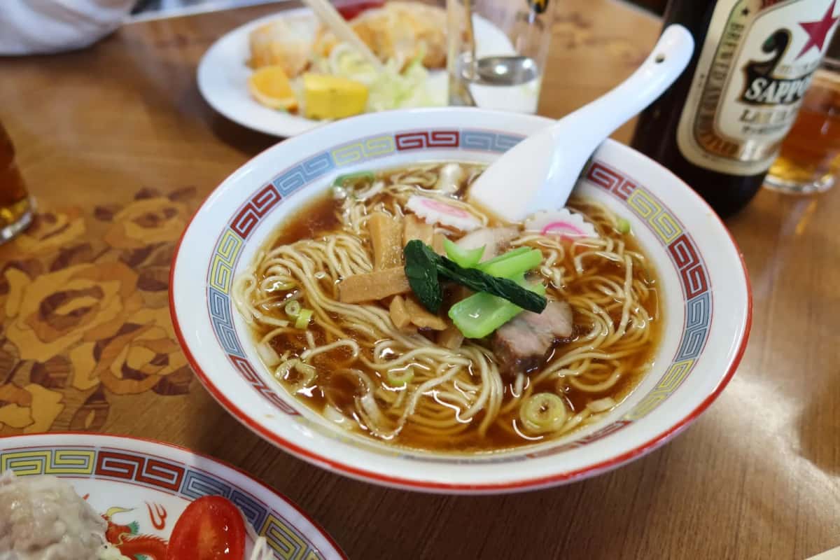 Bol de nouilles japonaises garni de chashu et de naruto dans un restaurant de Kyushu