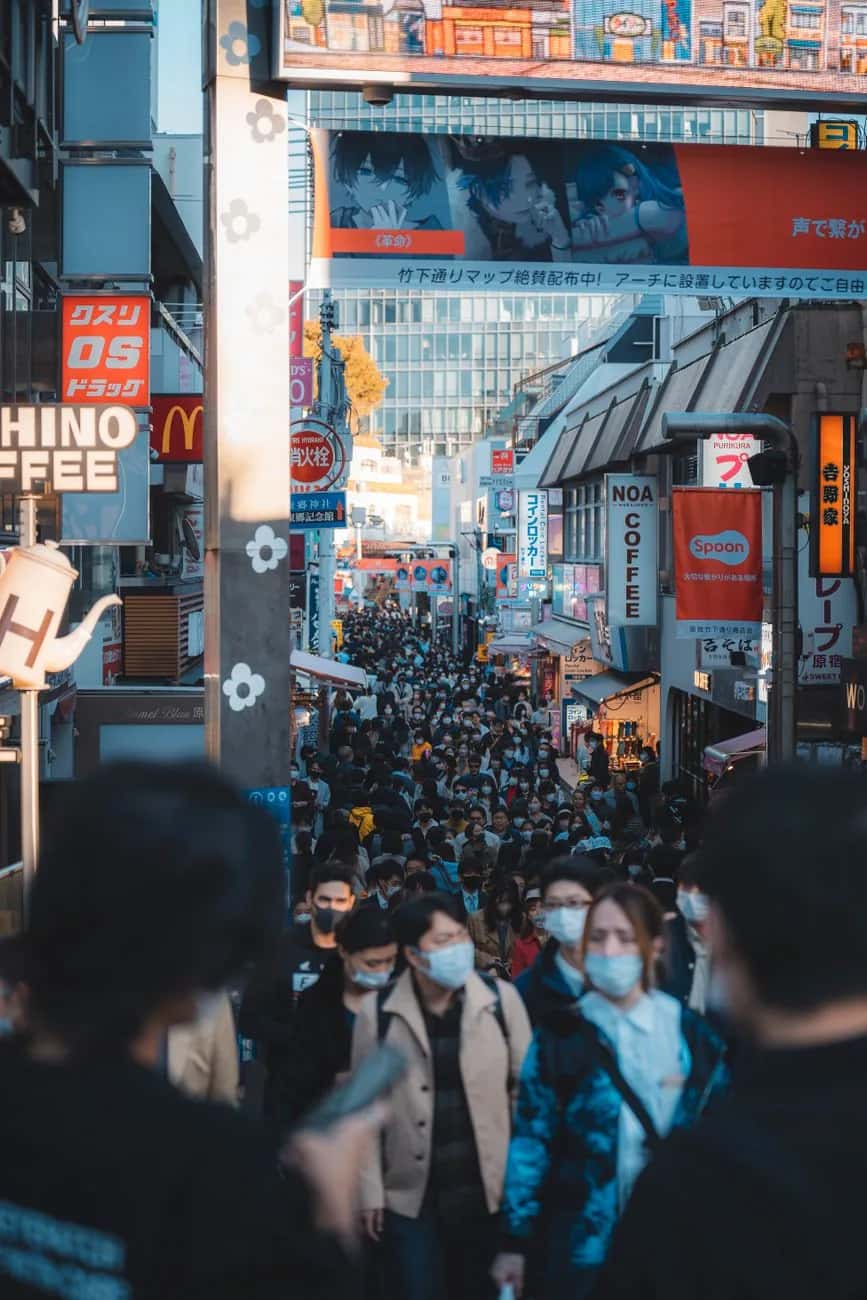 La rue Takeshita bondée à Harajuku, à cinq minutes du Meiji Jingu à Tokyo