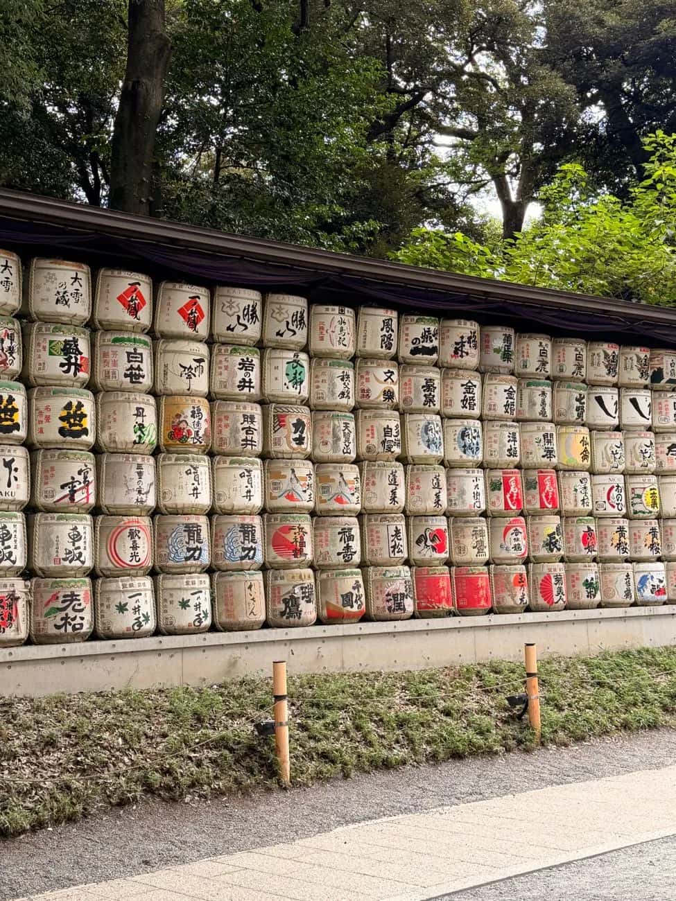 Mur de tonneaux de saké décorés offerts par les brasseries au Meiji Jingu à Tokyo