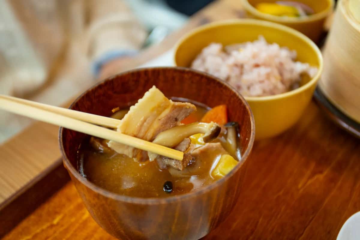 Bol de soupe miso et riz avec baguettes sur un plateau, repas japonais à Setagaya, Tokyo