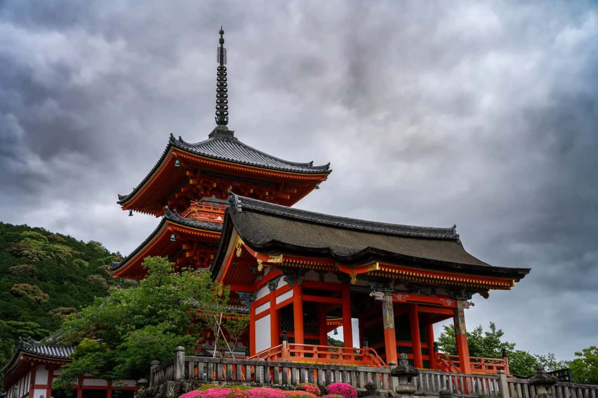Ciel chargé de la saison des pluies au-dessus de la pagode de Kiyomizu-dera à Kyoto