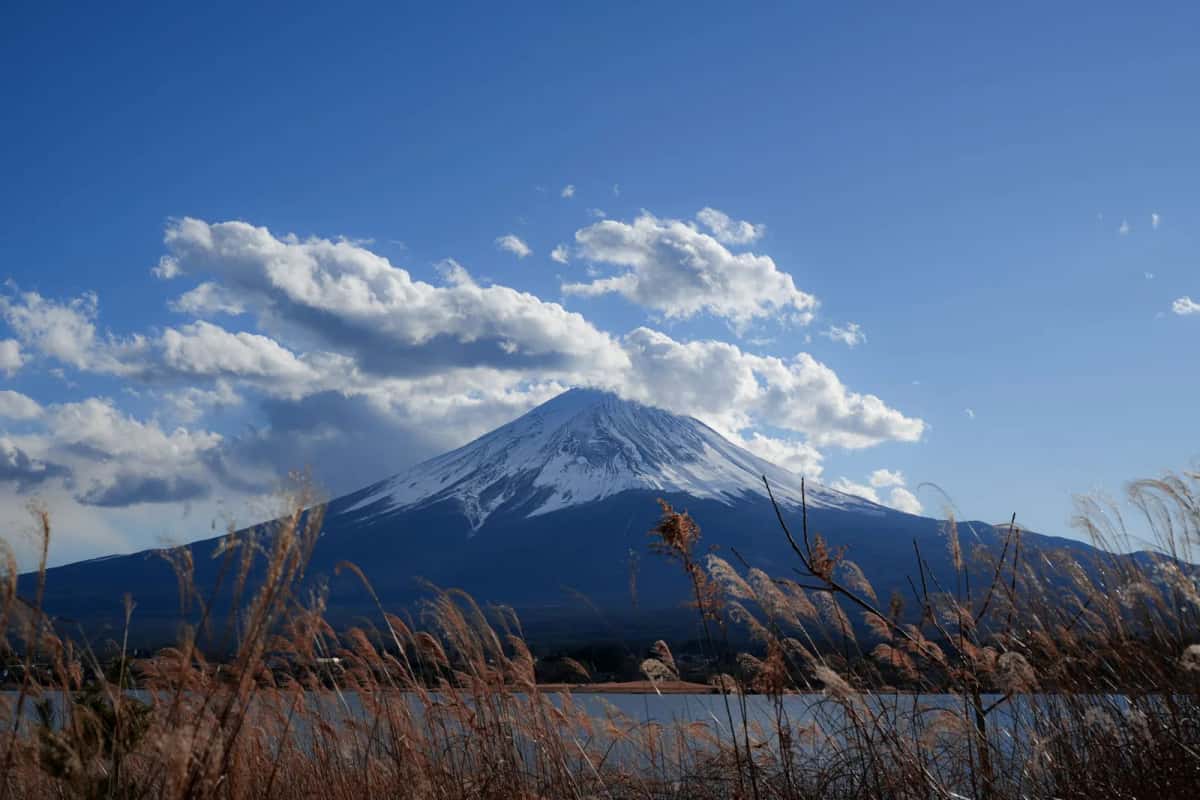 Mont Fuji sous un ciel changeant, symbole des contrastes météo du Japon