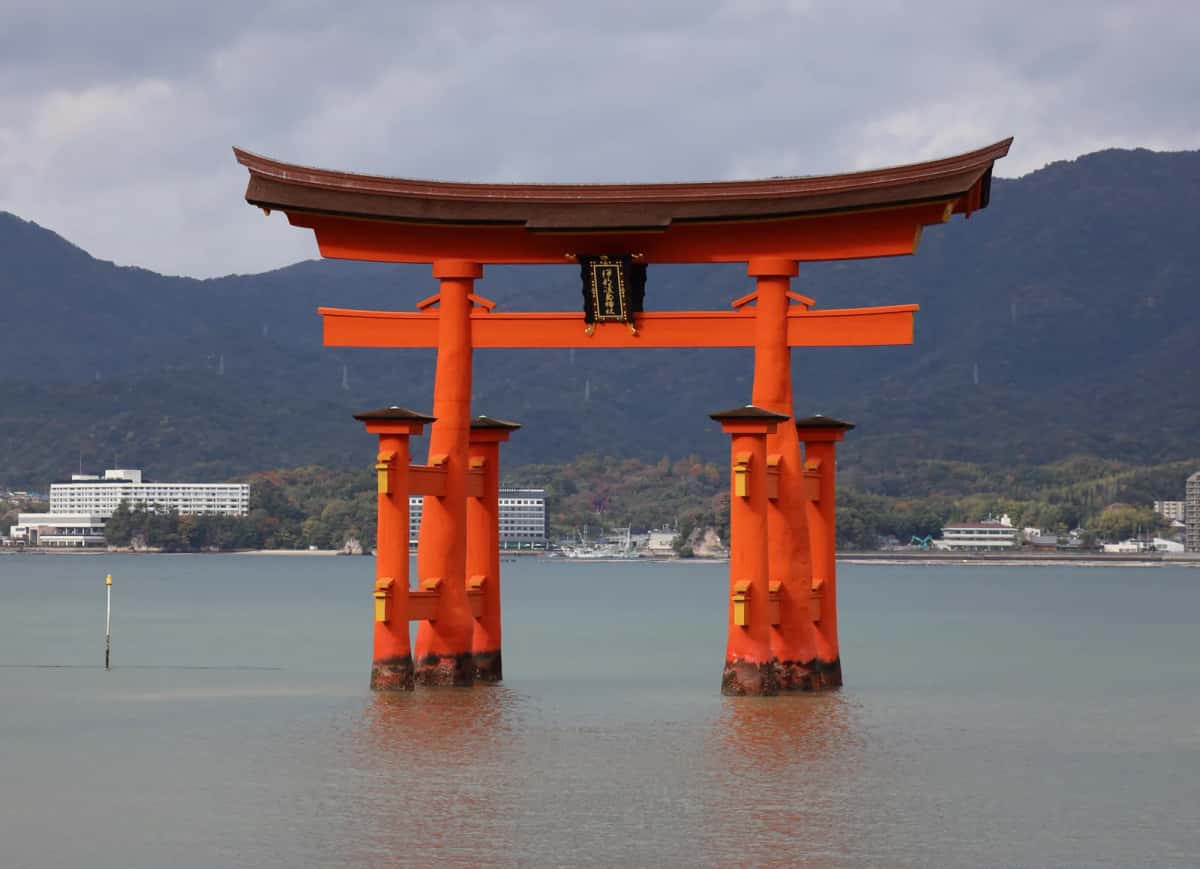 Le grand torii de Miyajima posé sur la mer à marée haute