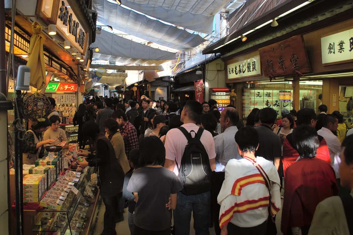 Foule devant les boutiques de la rue couverte Omotesando de Miyajima