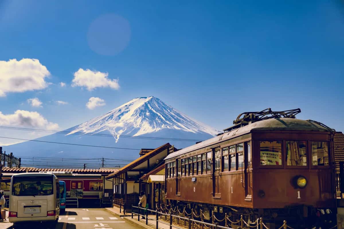 Train rétro Fujikyu à la gare de Kawaguchiko avec le Mont Fuji enneigé en arrière-plan