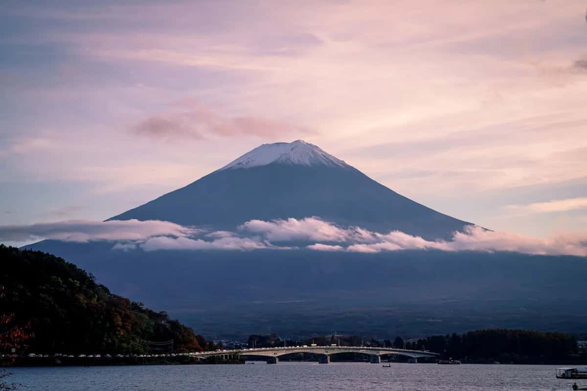 Mont Fuji enneigé au lever du soleil au-dessus du lac Kawaguchiko