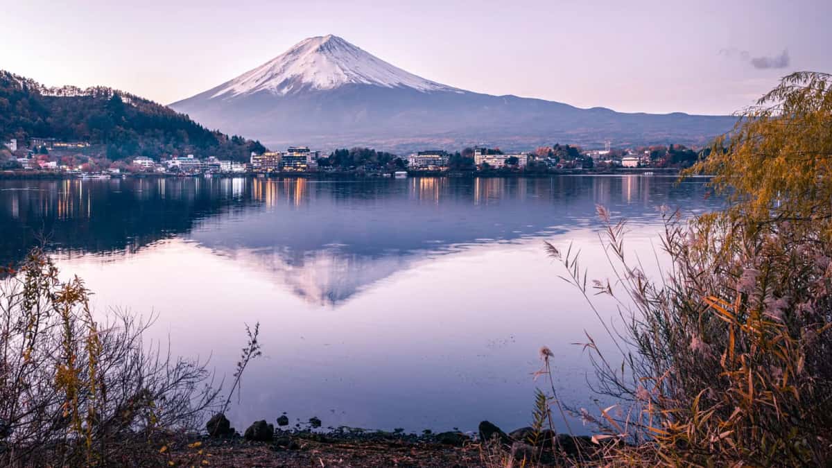 Reflet du Mont Fuji enneigé sur le lac Kawaguchiko au crépuscule