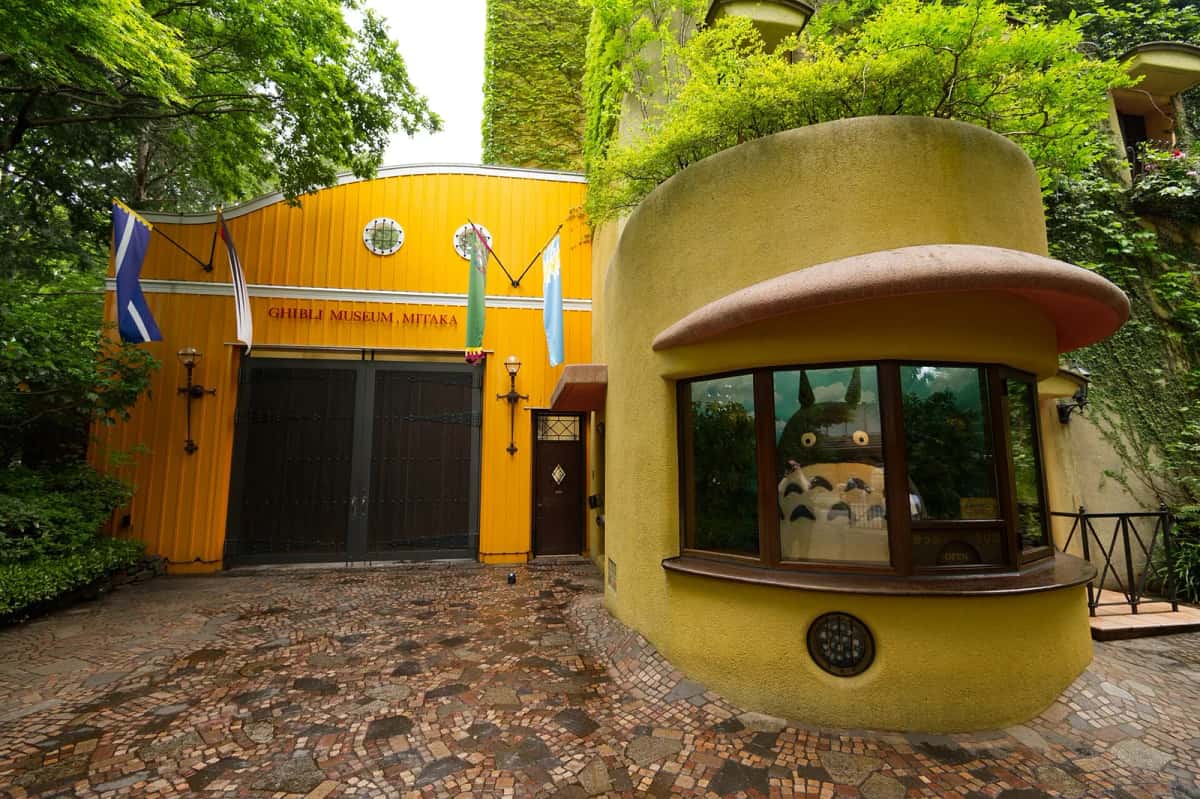 Entrée du musée Ghibli à Mitaka, avec le guichet jaune où Totoro est assis derrière la vitre