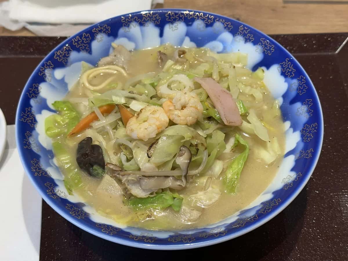 Un bol de champon de Nagasaki : nouilles dans un bouillon crémeux avec crevettes, légumes et jambon