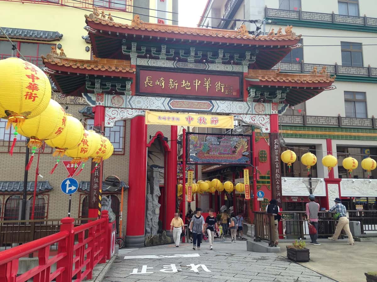 La porte Gembumon du quartier chinois Shinchi de Nagasaki, avec ses lanternes jaunes