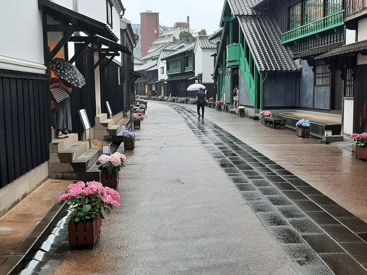 Rue de Dejima bordée des bâtiments en bois reconstruits de l'ancien comptoir hollandais, à Nagasaki