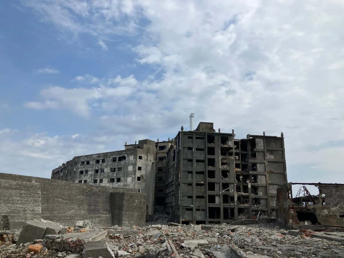 Les immeubles de béton en ruine de Hashima (Gunkanjima) vus de près, au milieu des gravats