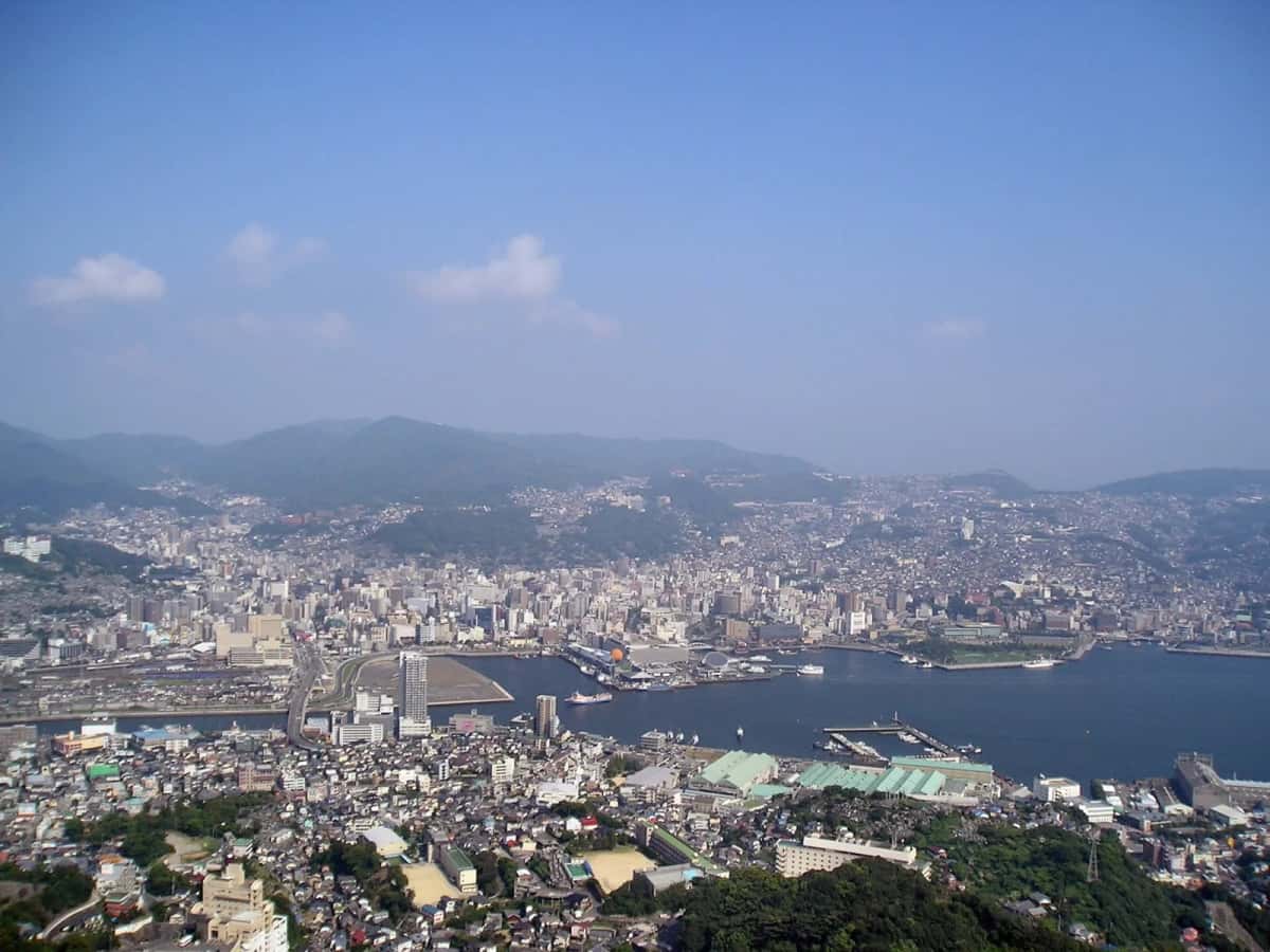 La baie de Nagasaki et la ville en amphithéâtre sur les collines