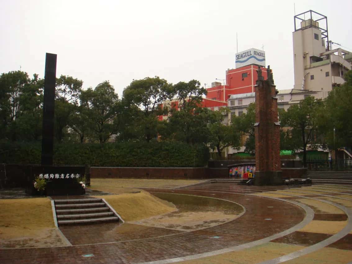 Le monolithe noir de l'hypocentre de Nagasaki et le pan de mur de l'ancienne cathédrale d'Urakami